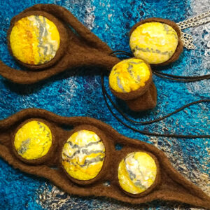 Камни в оправе. Техника создания украшений из войлока