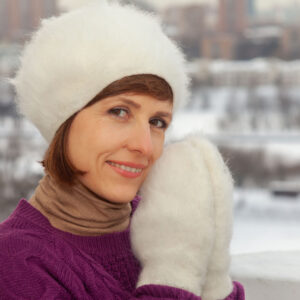 Комплект из шапки и варежек "Пушистое чудо"