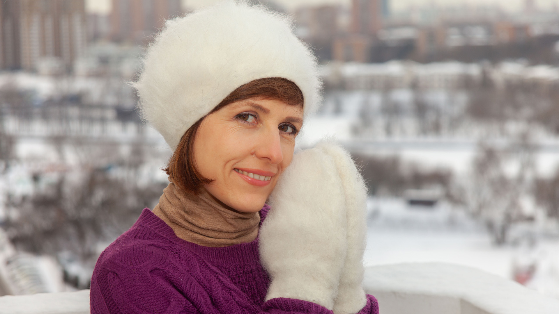 Комплект из шапки и варежек «Пушистое чудо»